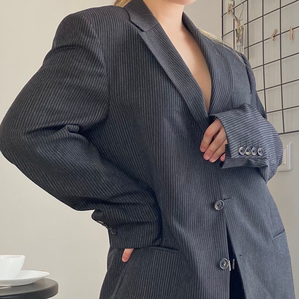Oversize Hugo Boss blazer i toppenskick med puffiga axlar. Super 110’s fabrik! Inget kvitto finns kvar då den är köpt för länge länge sen, men vid intresse kan jag gärna skicka flera bilder på stygn, logo etc. Är ungefär M för män, så en L/XL för kvinnor. Tar SafePay men även Swish. Frakten är inräknad i priset! Ingen retur eller refund. . Kostymer.