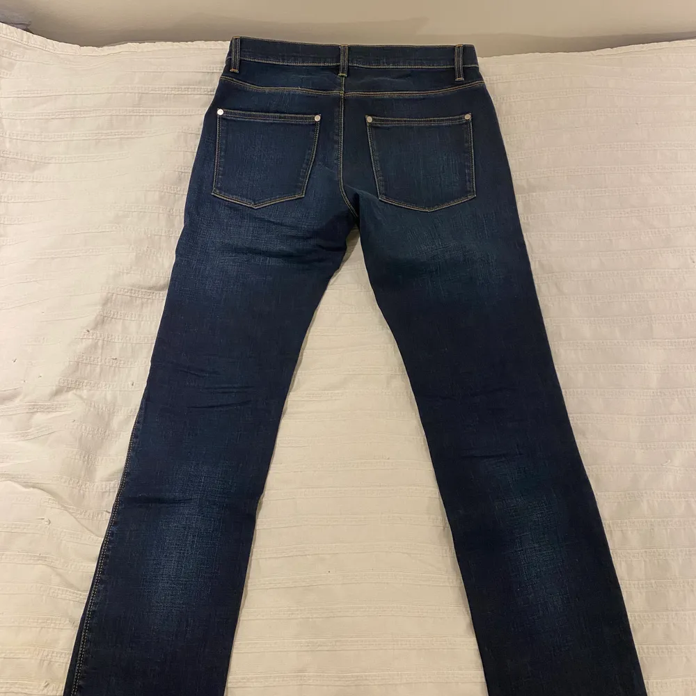 Ett par snygga Acne Studios byxor i formen slim fit formen för 300kr. Jeans & Byxor.