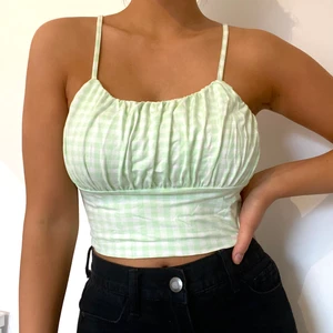 Linne med skrynklig byst - Fint rutit linne med grönt och vitt. Använd ett fåtalgånger, skicket är bra! Köpt på primark förra sommaren