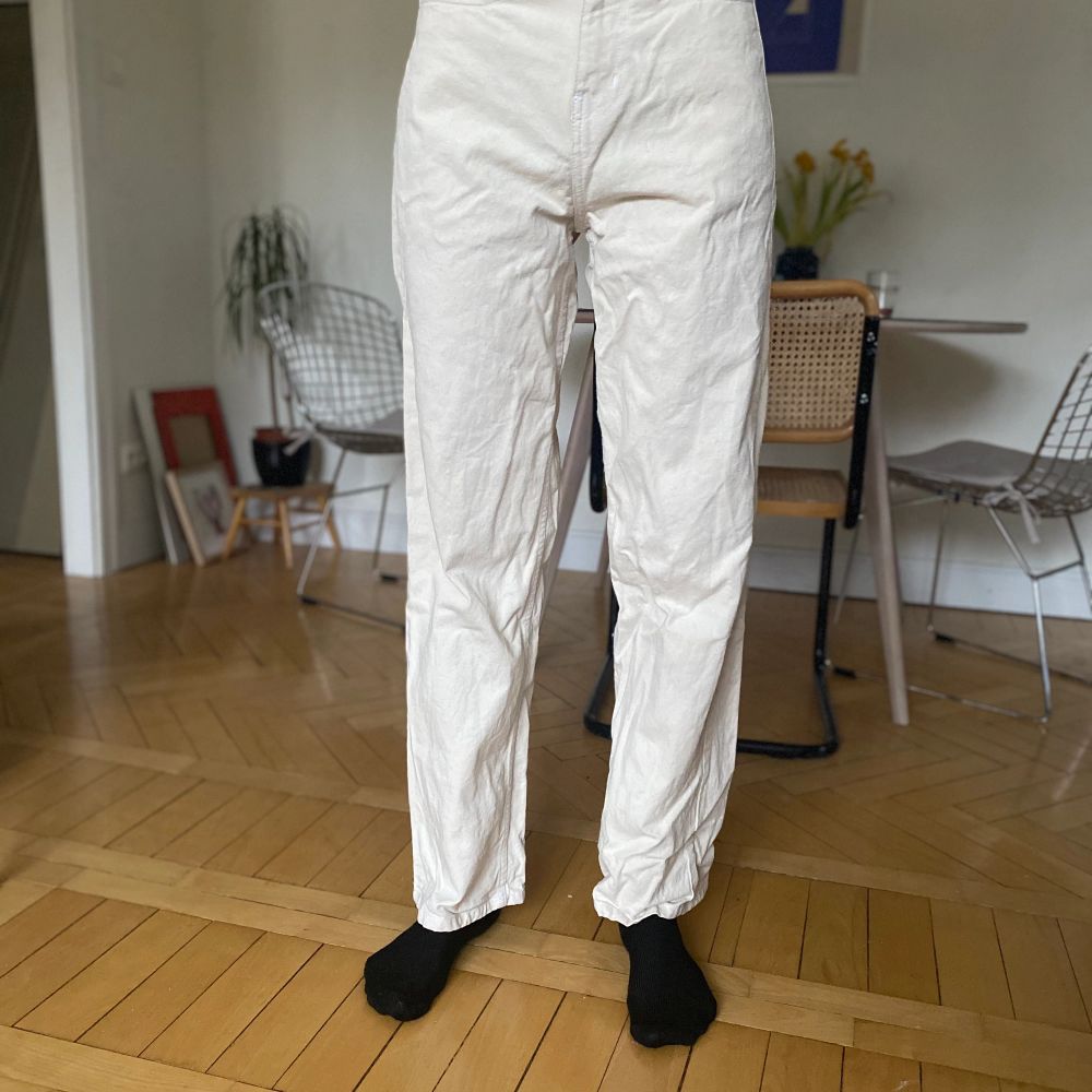  Bewider jeans 👖 vit Strl ”25/32” (skulle säga att de passar en 26 eller mindre 27:a i midjan) Använda, men inga synbara fläckar. Ny tvättade så därför skrynkliga på bilderna! Material-100% bomull. Jeans & Byxor.