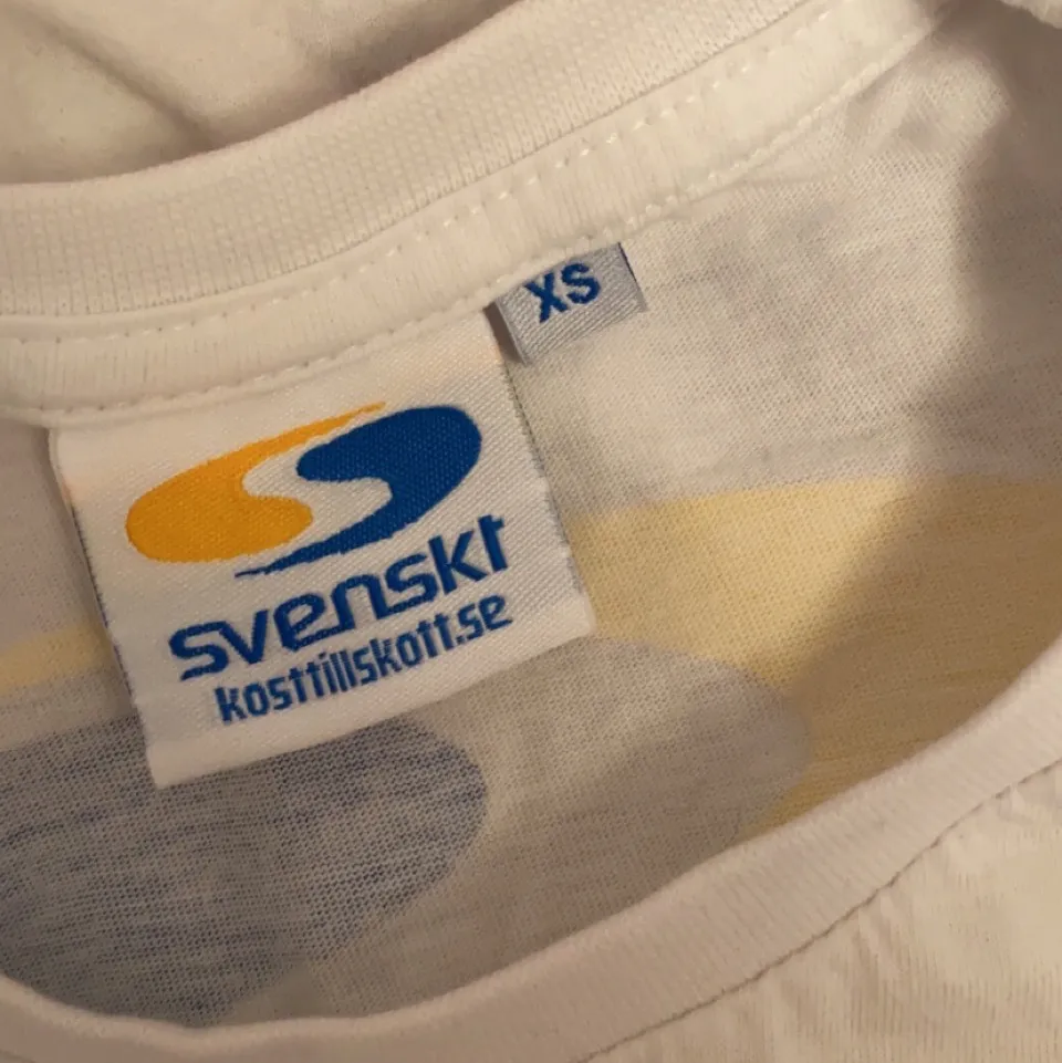 T-shirt från Svenskt kosttillskott men stort tryck på ryggen. Använd en del men i fint skick. . T-shirts.