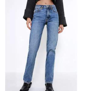Säljer dessa populära jeans från zara i modellen mid Rise i storlek 36, skulle säga att de är ganska små i storleken💞 passar mig som är 168. 300+frakt 