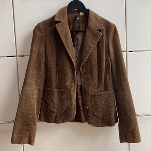 SVINSNYGG MANCHESTERKAVAJ - Såå fin😍 Fint skuren och går både att klä upp och ner. Har för mycket jackor och måste bli av några!🥰 Sitter super på mig som har 38!