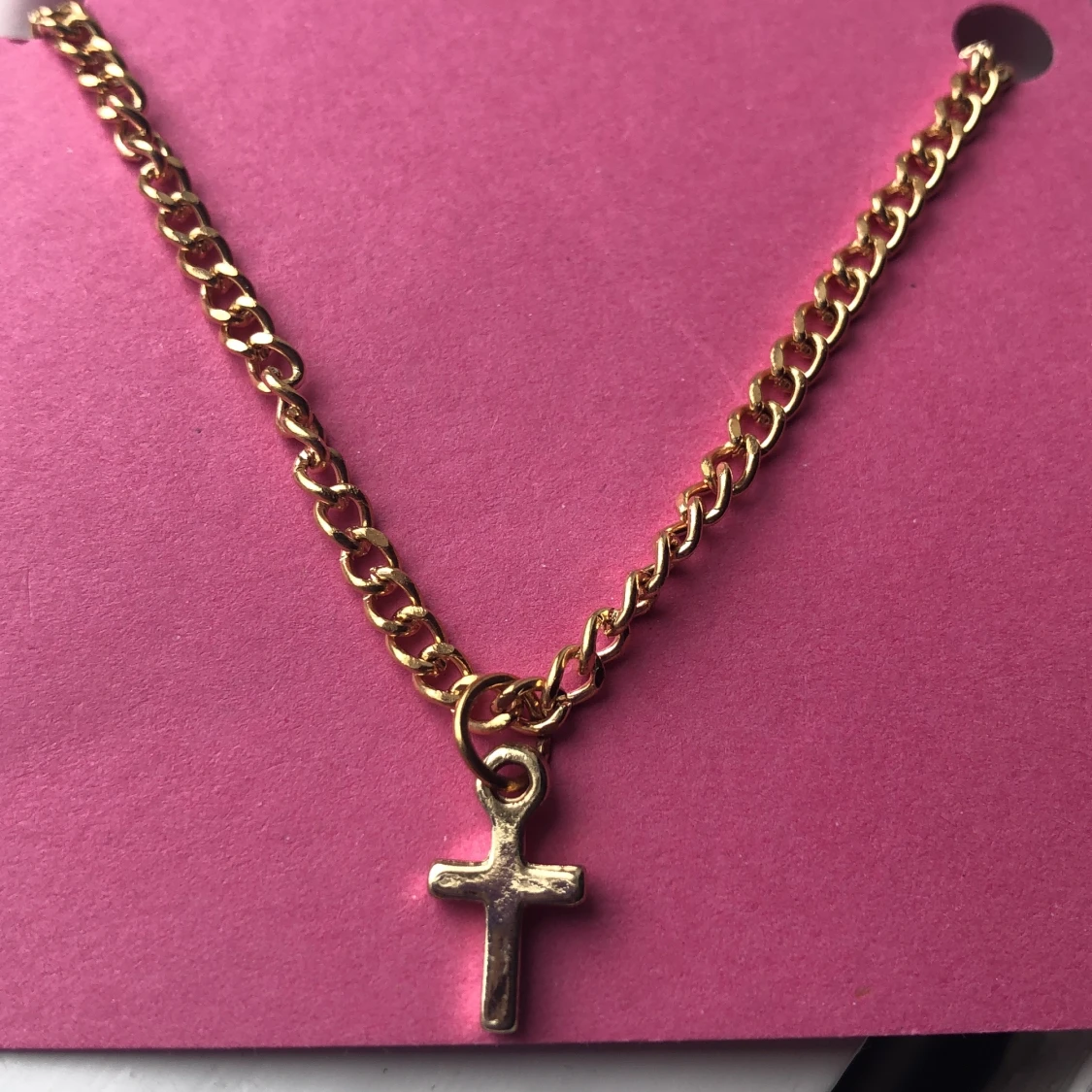 Jätte fint halsband med ett kors på💖☺️/köparen står för frakt  - 90