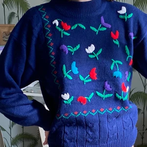 Vintage stickad tröja - Härlig vintage tröja med söta broderade detaljer. Supermysig och varm om vintern. Ungefärlig storlek M