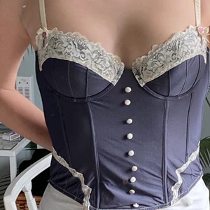 Vintage korsett/bustier topp - Supergullig korsett/bustier med så fina detaljer. Den har tre ”spänningsinställningar” och är i ganska elastisk så den passar flera storlekar. Köpt i en vintagebutik i Stockholm