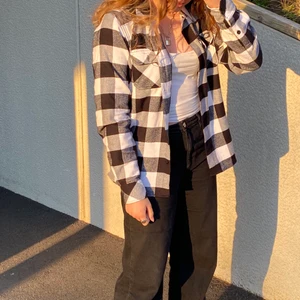 Svartvit flanellskjorta  - Skön svartvit rutig flanellskjorta från dickies. Ganska tunn, skön på sommaren och våren! Köpt för 499kr men tyvärr aldrig riktigt använd, därav fint nyskickt. Storlek S, sitter fint på mig som brukar ha S/M🖤🤍