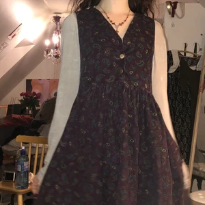 mönstrad klänning  - jöttesöt liten klänning med fint litet mönster och manchestermaterial, knäpps medknappar där uppe, kan bäras med en tröja under eller inte, passar till såväl vardag och festlighet, bekväm och nätt att ha på sig🍒💖🌠