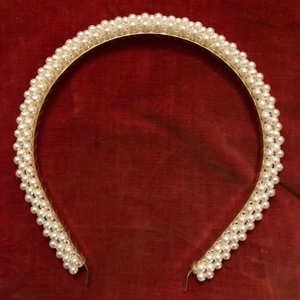 pärldiadem - fint diadem med pärlor, ger en lite änglalik look, passar tillexempel till festliga tillfällen!💍🌟 (frakt tillkommer🦝)