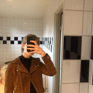 Mocka jacka - En brun mocka jacka med silvriga detaljer i storlek small, men skulle också passa en med storlek xs💕💕
