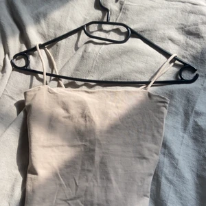 Beige topp - En beige topp använd fåtal gånger i storlek XS. Pris: 50 kr 💓 