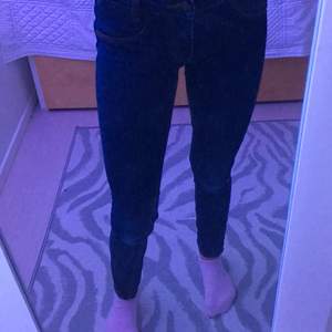 Detta är ett par mörkblåa tajta jeans som är lågmidjade. Dom kommer från Levis och har stl. 12 år. 