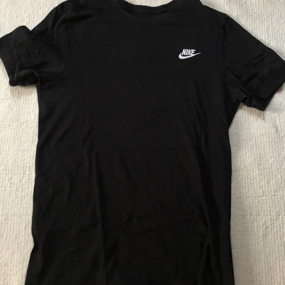 En Bas t-shirt från Nike i strl S. Inköpt våren 2020, använd relativt mycket men i gott skick. Felfri t-shirt!. T-shirts.
