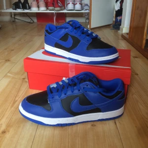Nike dunk low retro hyper kobalt - Säljer helt oanvända Nike dunk lows hyper cobalt i storlek EU 42 för 1500kr                      är fler intresserade så buda gärna (kan även gå ner lite vid snabb afär