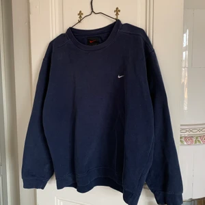 Vintage Nike sweatshirt  - BUDGIVING SLUTAR IDAG ONSDAG KL 18.00!!!!! inte på söndag, råkade välja för lång tid och går ej att ändra. Bud är bindande!                                                                       Mörkblå crewneck från Nike. Size L men skulle säga att den sitter som en lite L. Blir alltså inte överdrivet oversized på en XS-M utan helt lagom! Bli budgivning som startar på 250kr. Bud i kommentarer gills inte så buda med budgivningsfunktionen 🥰