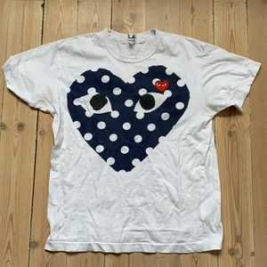 Comme des garcons t-shirt - säljer denna feta t-shirt. Storlek M men passar S. köpare står för frakt!