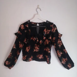 Blommig sommarblus🌸 - Superfin sommarblus i tunt material med blommigt mönster🌸 Från Forever 21 i storlek M men passar även den som bär S.                                                                                      Ifall flera är intresserade sker budgivning✨                                   Skriv om du har någon fråga eller vill ha fler bilder!📷                              