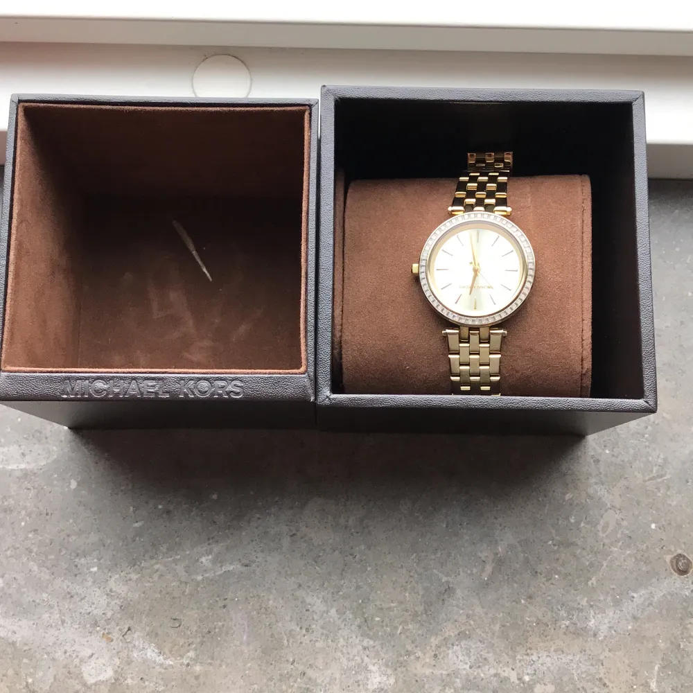 Nu säljer jag min vackra smycken, en klocka från Michael kors (säljer för 1100 kr) och ett par örhängen från iisa (säljer för 800 kr) andvänd två gånger. Ordinarieplats går att hitta på nätet. Vid funderingar eller flera bilder kontakta gärna mig! . Accessoarer.