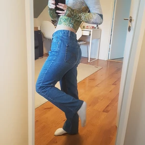 Perfekta high waist mom jeans - Perfekt high waist blå mom jeans!! Storlek 38 men passar mig bra som har 34 och 36. Köp direkt för 225 kr