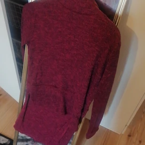 Tröja - Lång bak o kort framme, jätte fin