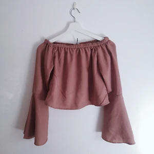 Off shoulder top - Slutsåld top från NA-KD i färgen Dusty Pink🌺 Jättefin och flowy i tunt material. Aldrig använd då plagget inte är min stil, alla lappar sitter fortfarande kvar✨                                                                           OBS: ifall ni är flera som visar intresse sker budgivning!                                                                   Skriv om ni har några frågor eller önskar fler bilder📸