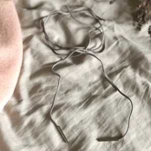 Halsband grå - Halsband i fin grålila mocka imitation, fungerar som bälte också! Köparen står för frakt 📩