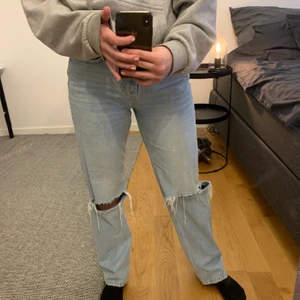 RAKA långa ljusa jeans, st 38 - Superfin passform. Långa jeans från Gina tricot. Högmidjade. I fint skick.