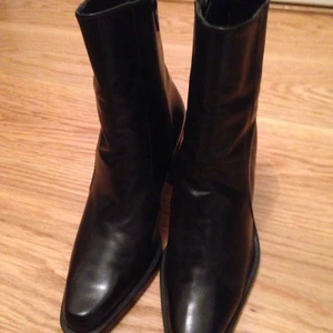 Ninewest stövlar damskor storlek us 6M - Ninewest damskor storlek us 6M (EU storlek 36-37) Knappt använda. Endast avhämtning i Norra Djurgårdsstaden eller post vid fraktbetalning. 