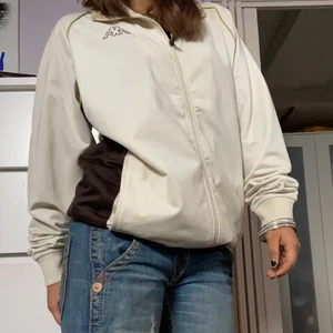 Kappa  - !Intressekoll! En kappa kofta som är lång men man kan vika upp den. Den är i stl L men skulle säga M. Den har lite smink på sig! Men det försvinner säkert i tvätten :) Köpare står för frakten 💋