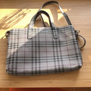 Donna Donna Axelrems Väska - Dator väska från donna donna, aldrig använd!