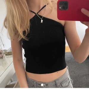 Zara topp  - Super snygg zara topp, säljer då jag har flera liknande. I nyskick endast använd 1 gång 150 inkl frakt☺️❤️ lånad bild av Felicia Ekman❣️