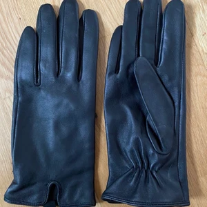 Handskar  - Äkta läder aldrig använda. Hämtas i Telefonplan eller sköndal. Köparen står för eventuell frakt 