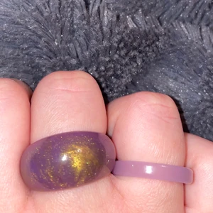 Ringar  - Säljer båda dessa ringar som aldrig är använda💜 de är i storlek 16 & 17 🥰  25kr+frakt 