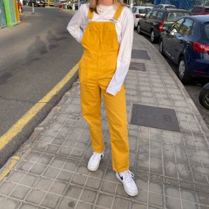 Gula hängselbyxor från Monki  - Säljer mina slutsålda hängselbyxor från Monki. De är i väldigt fint skick och säljer endast då de är för små för mig. Storlek XS och passar bra om man är ca 165 - 170. 