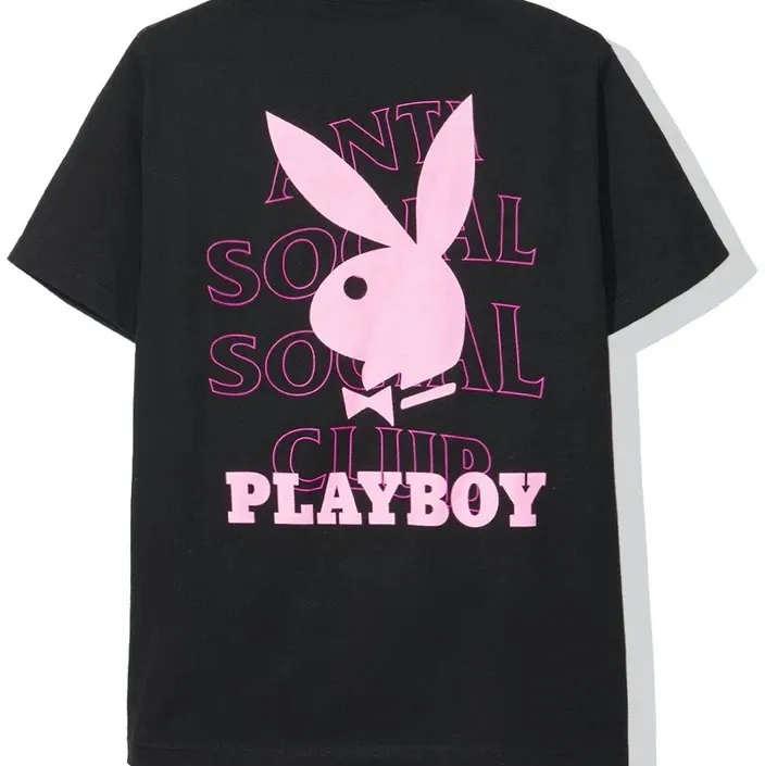 Super cool anti social social club x Playboy tröja köpt i Harajuku, Tokyo ✨ använd ett fåtal gånger och helt äkta 😊. Skjortor.