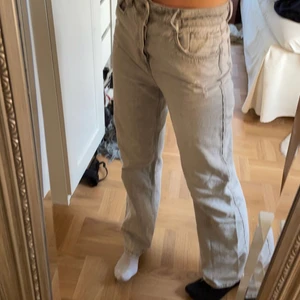 Zara jeans  - Säljer mina gråa zara jeans! Sparsamt använda och inga defekter! Skulle säga att de passar en som är 170 ungeifär! Skriv till mig för mer info! 