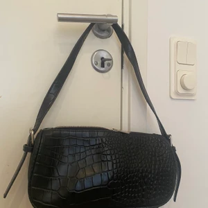 Väska - Säljer denna super fina väska från Nelly, som tyvärr inte kommer till användning längre.