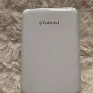 Jag säljer en Polaroid Zip Mobile Photo Printer men inte har använt så mycket. Polaroid Zip är en skrivare i fickformat som skriver ut bilder från din smartphone eller surfplatta på högglansigt ZINK-papper i full färg. Det finns sladd med. Nypris på Elgiganten är 1395 kr. Vi kan prata om priset  Betala med Swish