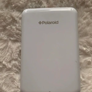 Polaroid printer  - Jag säljer en Polaroid Zip Mobile Photo Printer men inte har använt så mycket. Polaroid Zip är en skrivare i fickformat som skriver ut bilder från din smartphone eller surfplatta på högglansigt ZINK-papper i full färg. Det finns sladd med. Nypris på Elgiganten är 1395 kr. Vi kan prata om priset  Betala med Swish