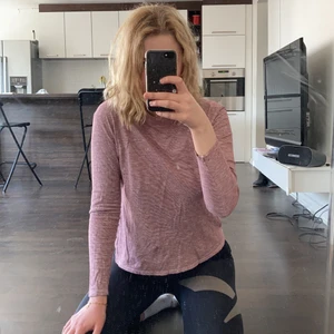 Rödrandig långärmad tröja - Fin rödrandig långärmad tröja. Använd två ggr. Strl S/M. Se mönster på andra bilden
