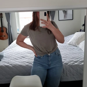 Militärgrön topp med knut vid midjan - Använd en gång men har nu blivit för liten. Från lindex, nypris 200 kr. Storlek xs men passar även s💕