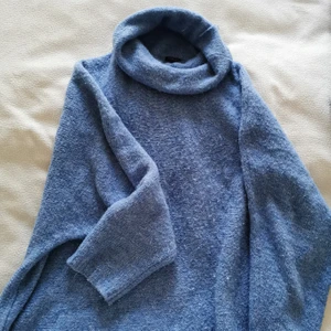 Drömmig stickad tröja  - Supermysig stickad tröja i fint kornblå. Från Lindex i storlek L (passar fint som oversize). Bra längd och stor mysig krage. Välanvänd. 