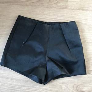 Svarta shorts i glansigt finmaterial