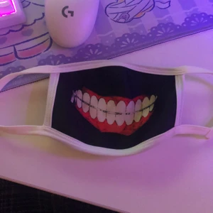 tokyo ghoul mask - mask med kaneki’s mun på. den är lite liten men passar mig som är vuxen