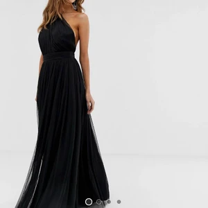 Balklänning  - Säljer en superfin balklänning som tyvärr är för lång för mig som är 1,60. Den är helt slutsålda på sidan och är i storlek 34