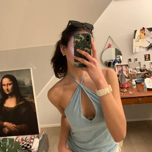 Blå 200 tals gap topp - Säljer min ursnygga blåa GAP topp, köpt i USA för 299kr, DMa för mer info!