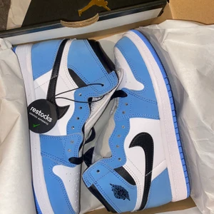 Jordan 1 university blue - Jordan 1 ”university blue” HELT OANVÄNDA. Kvitto finns och är köpta på restocks och därav 100% äkta. Skickas dubbelt boxat och med spårbar frakt. Säljs endast då jag fick tag på ett par andra som jag gillar mer.🤍