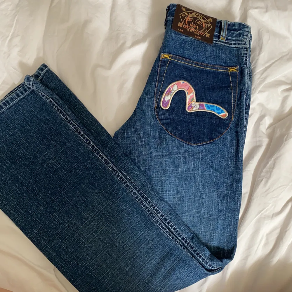 Bootcut/flare jeans från Evisu, passar XS/liten S. Äkta. . Jeans & Byxor.