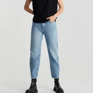 Ett par blåa mom jeans som inte kommer till användning längre! Nypris 499 säljer för 150 + frakt🤍 Skriv privat för fler bilder 