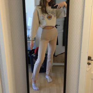 Beiga byxor från nelly - Ett par fina byxor som ursprungligen är från nelly men som jag köpte av en på plick! Jag har dock sytt in midjan ( passar min midja som ligger runt 74 men går enkelt över höfterna som är runt 105) och sytt in två ränder bak (som man kan se lite på andra bilden, så som de är fram!) Jag är 187🤍 frakt tillkommer📦 
